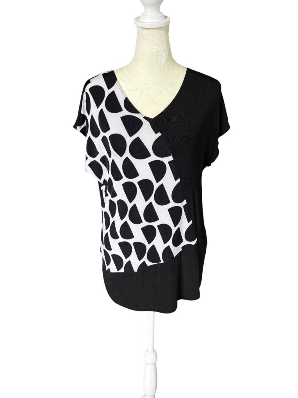Traveler's by Chico's women's black and white short sleeve v-neck tunic top 0
